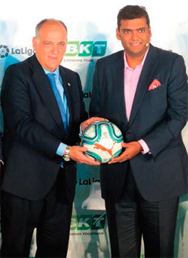 Javier Tebas, presidente de LaLiga, y Rajiv Poddar, director general adjunto de BKT, con el balón del acuerdo firmado por BKT con el fútbol español