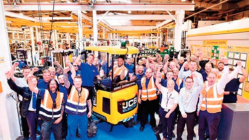 El equipo humano de JCB Compact Products celebra la salida de las primeras unidades de la nueva miniexcavadora eléctrica del fabricante británico.