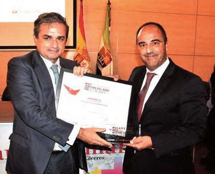 Alfonso Domínguez, CEO de Cohidrex, recibe el galardón de manos de Gabriel Álvarez, presidente de la Cámara de Comercio de Cáceres.