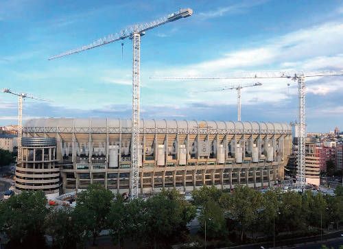 Comansa sobrevuela el estadio del Madrid