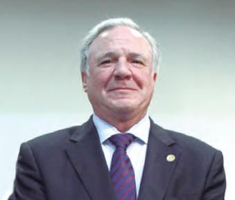 Juan Francisco Lazcano, presidente de la AEC, «Gran Cruz de la Orden del Mérito Civil»