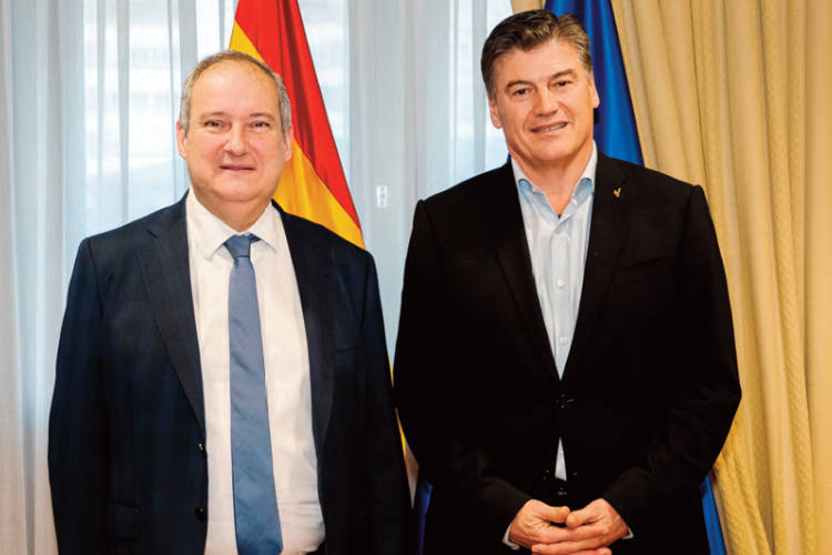 El ministro de Industria y Turismo, Jordi Hereu, y el presidente de la Plataforma Multisectorial contra la Morosidad (PMcM), Antoni Cañete.