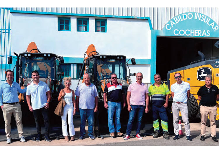 Personal de ITT Canarias con las máquinas para entregar al Cabildo de Fuerteventura.