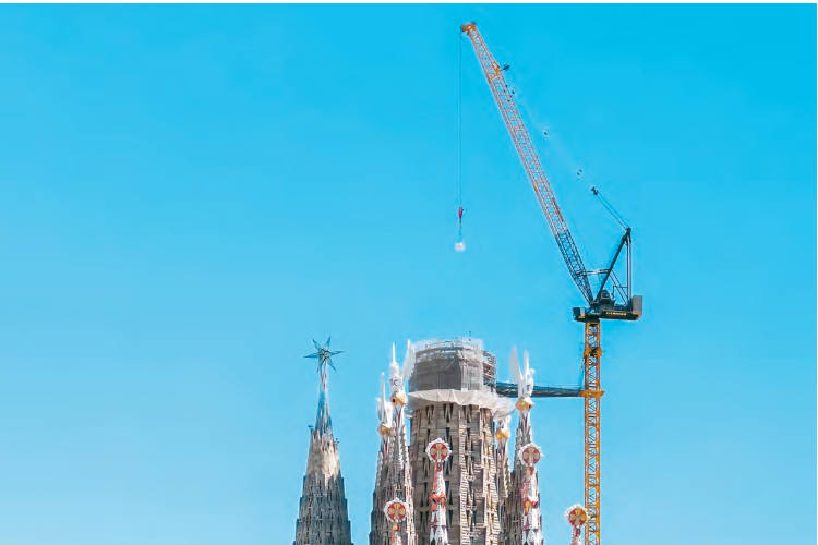 Grúas de pluma abatible Liebherr 710 HC-L y 125 HC-L trabajan en la fase final del proyecto de construcción de la Sagrada Familia