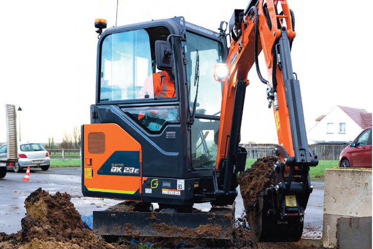 Develon lanza la nueva «mini» eléctrica DX23E-7