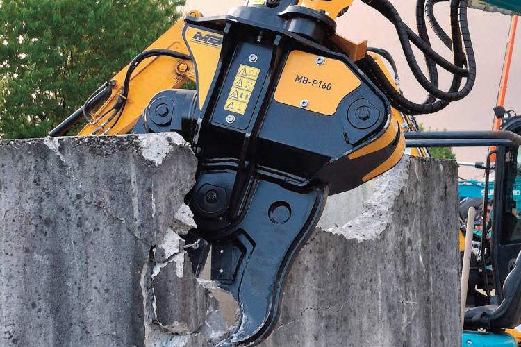 La pinza demoledora MB-P160, de MB Crusher, en acción.