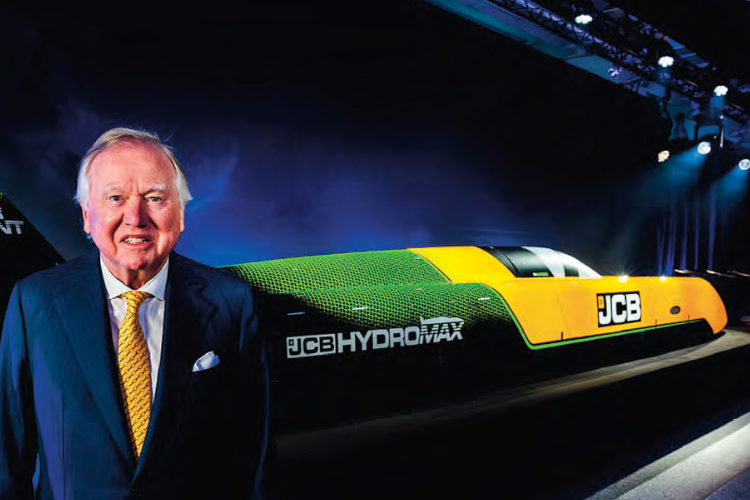 El presidente de JCB, Lord Bamford, con el vehículo JCB Hydromax propulsado por hidrógeno
