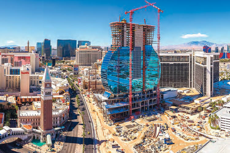 La «guitarra» es un espejo gigante azul en medio de los grandes hoteles del Strip de Las Vegas