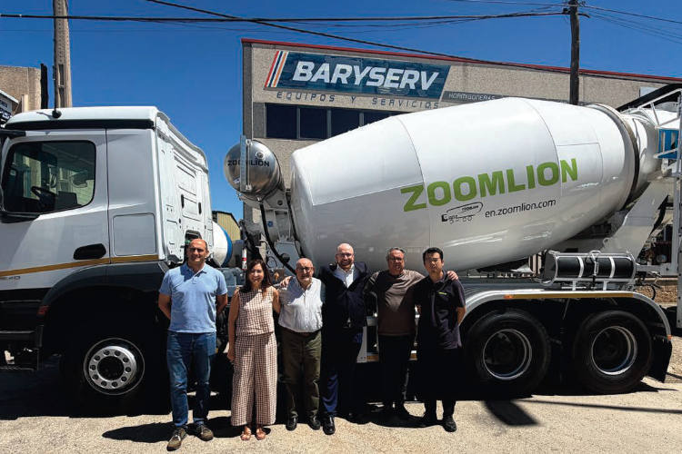 El personal de BaryServ y Zoomlion entregando una de las unidades.