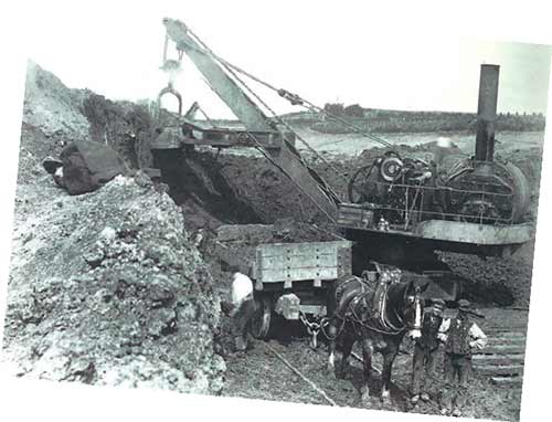 Excavadora de la marca inglesa Wilson trabajando en el ferrocarril entre 1894 y 1898.