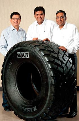 La cúpula de BKT: Dilip Vaidya, Rajiv Poddar y Arvind Poddar, con un neumático Ridemax