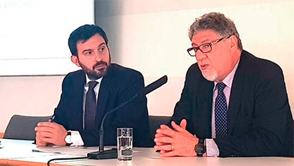 El presidente de CECE, Enrico Prandini, director general de Komatsu Italia, en el uso de la palabra. A su lado, Riccardo Viaggi, secretario general de CECE.