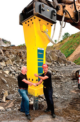 Con el martillo HB 7000 de Epiroc, Ralf Kretschmer y Reiner Krings, de la empresa Mendiger Basalt.