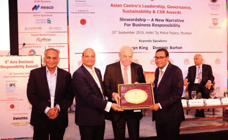 Arvind Poddar (primero por la dcha.), presidente y director general de BKT, recogiendo el galardón al «Mejor Líder Transformador», de manos de los responsables de la 6ª Cumbre Asiática sobre Responsabilidad Empresarial.