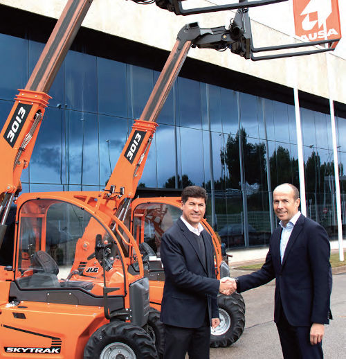 Rogerio dos Santos, director senior de ingeniería de JLG, y Ramón Carbonell, CEO de Ausa