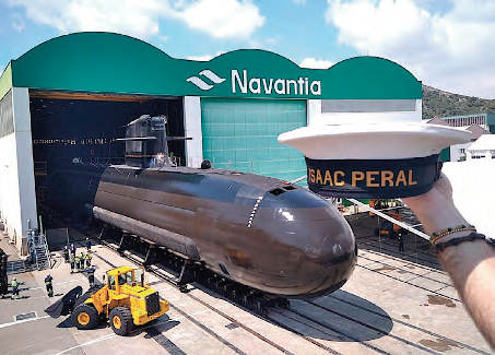 La cargadora L180C de Volvo arrastró al submarino S-81 para ponerlo a flote en las instalaciones de Navantia en el muelle de Cartagena.