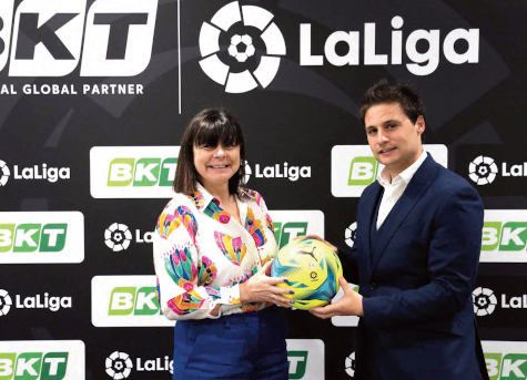 Lucia Salmaso, CEO de BKT Europe, y Óscar Mayo, director general de LaLiga, tras la firma del acuerdo