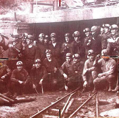 Mineros de Fabero posando con sus equipamientos habituales.