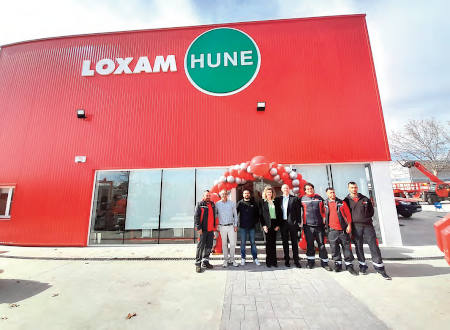 Luis Ángel Casas, CEO de LoxamHune (en el centro), con el equipo humano del nuevo centro de la compañía en Lérida.