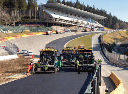 Maquinaria de Vögele en el circuito belga de Spa-Francorchamps