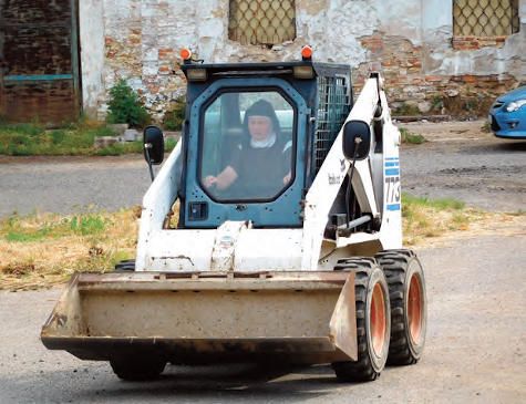 Las monjas carmelitas descalzas aprenden a manejar una minicargadora Bobcat para restaurar su hogar en Praga