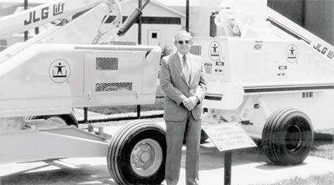 John L. Grove ante una de las primeras innovaciones de la marca que lleva sus iniciales, el modelo JLG 40H, fabricado en 1970