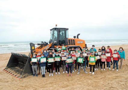 Escolares italianos participaron en la limpieza de las playas
